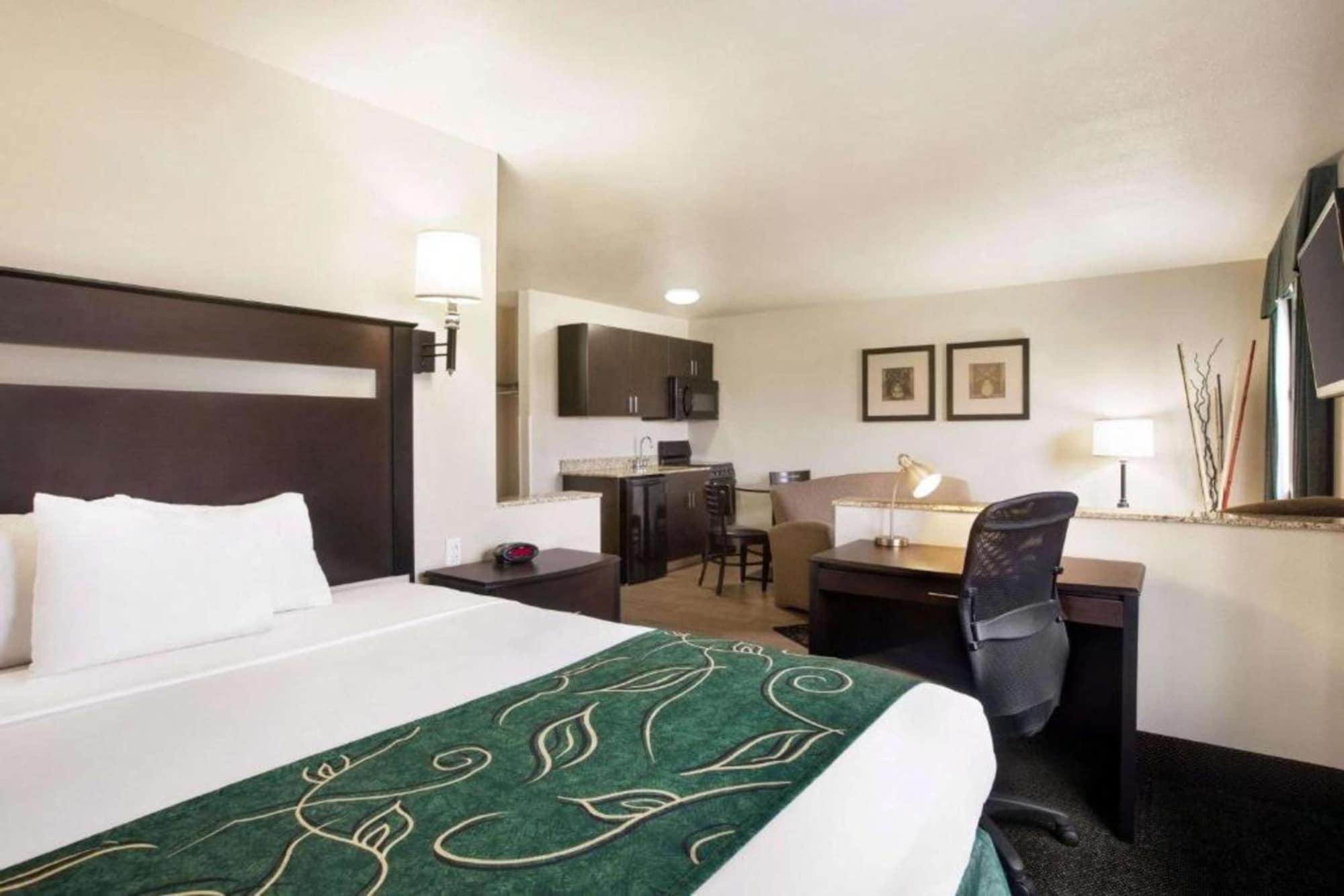 Travelodge By Wyndham Livonia Bagian luar foto