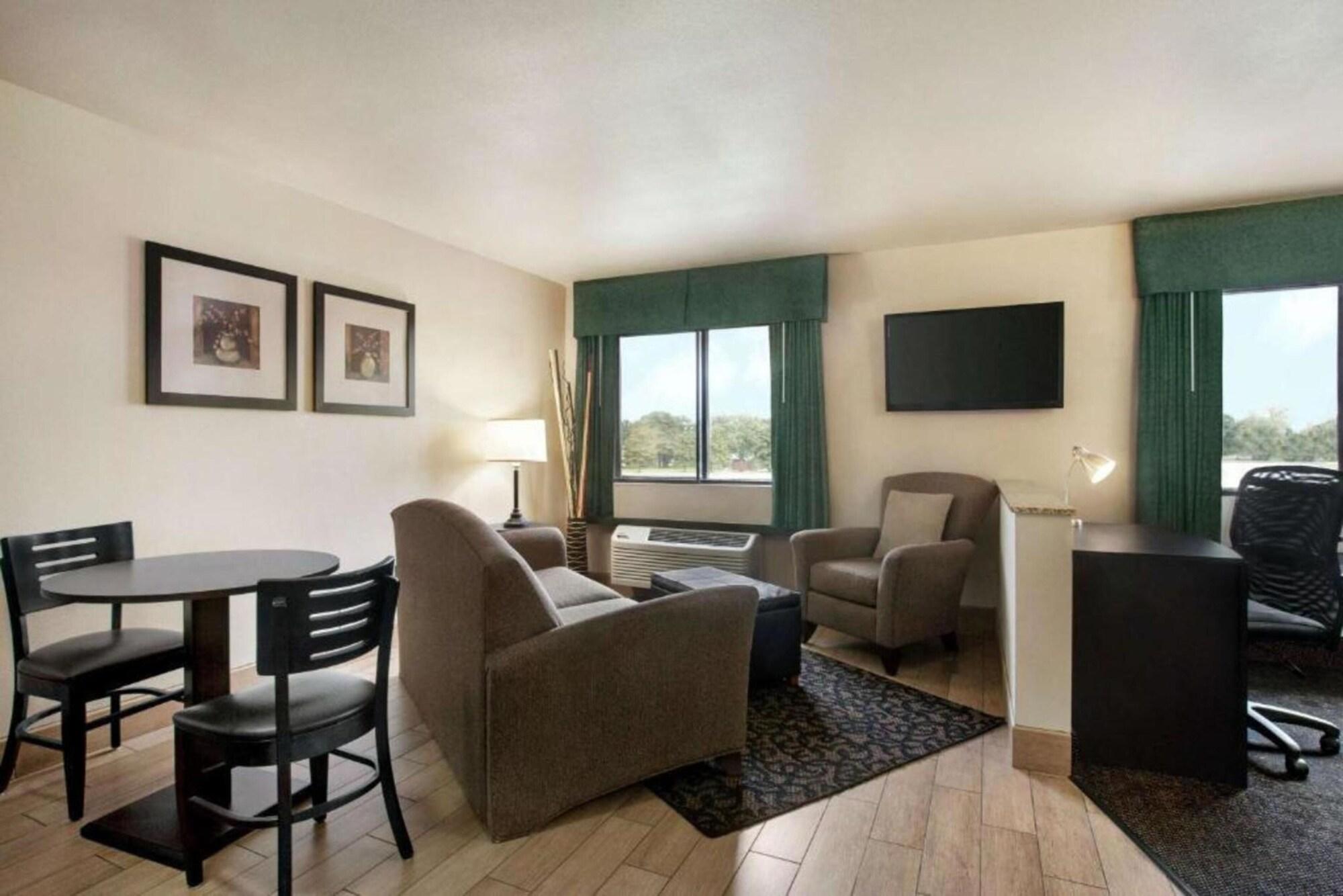 Travelodge By Wyndham Livonia Bagian luar foto