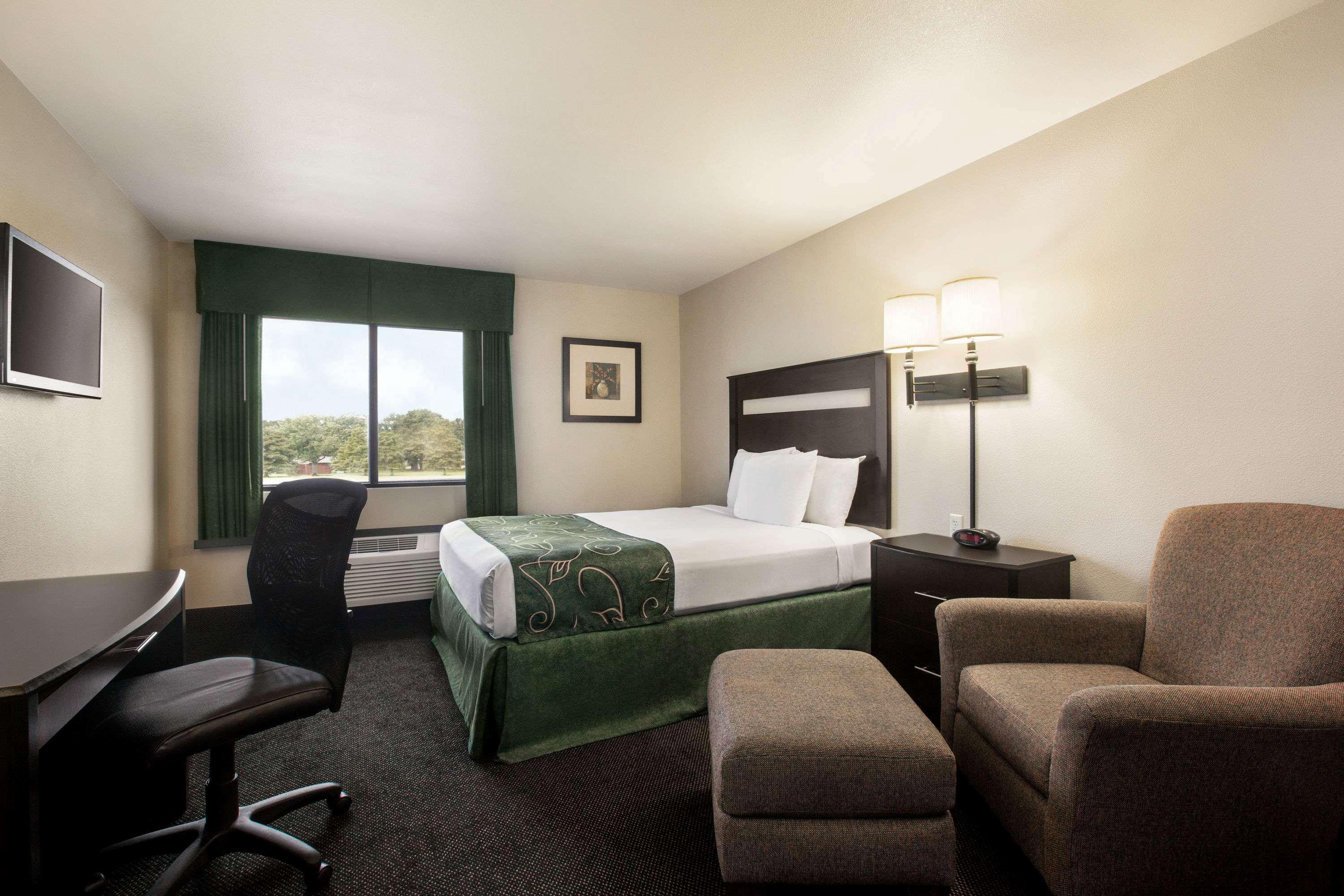 Travelodge By Wyndham Livonia Bagian luar foto