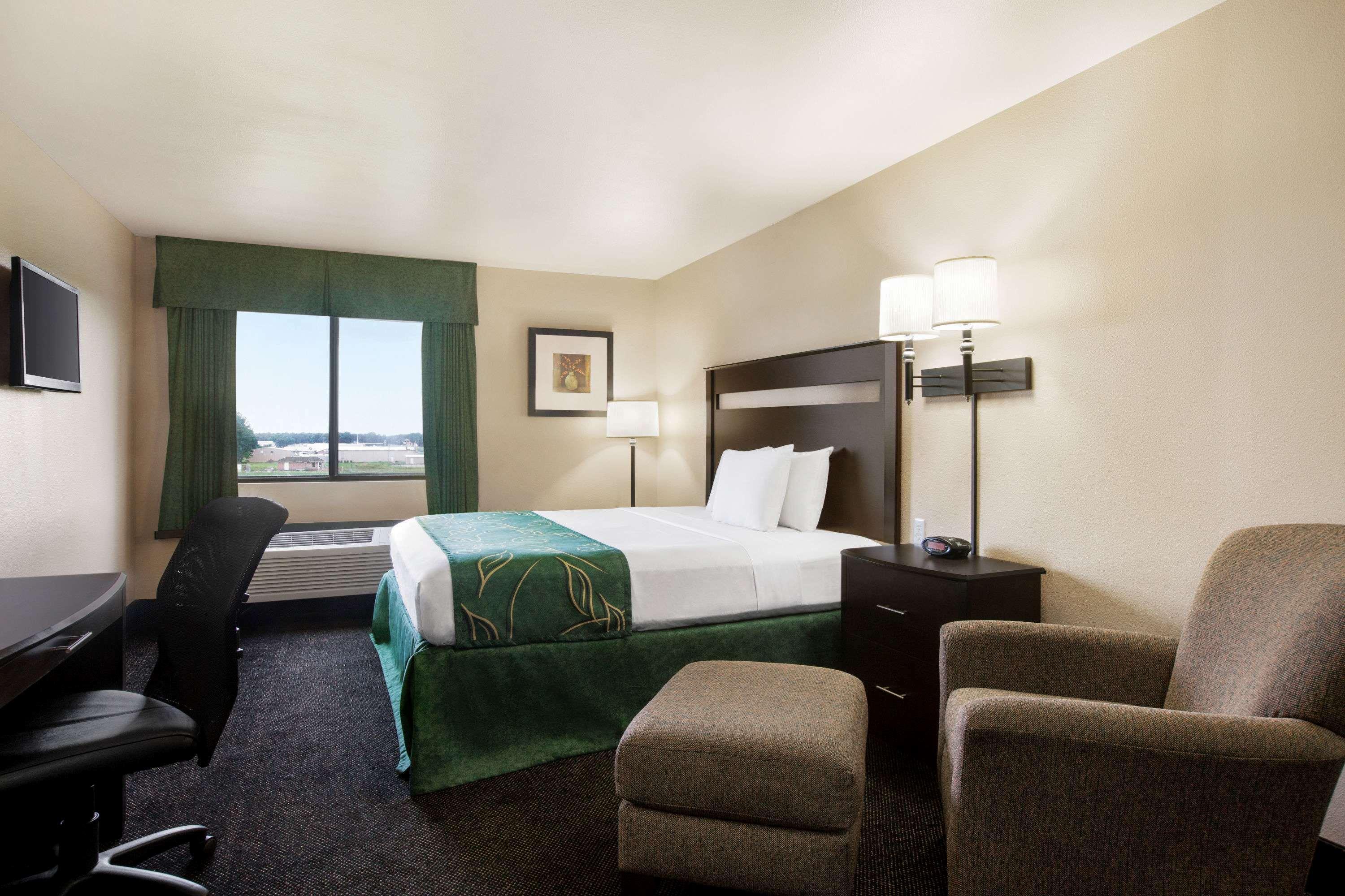 Travelodge By Wyndham Livonia Bagian luar foto