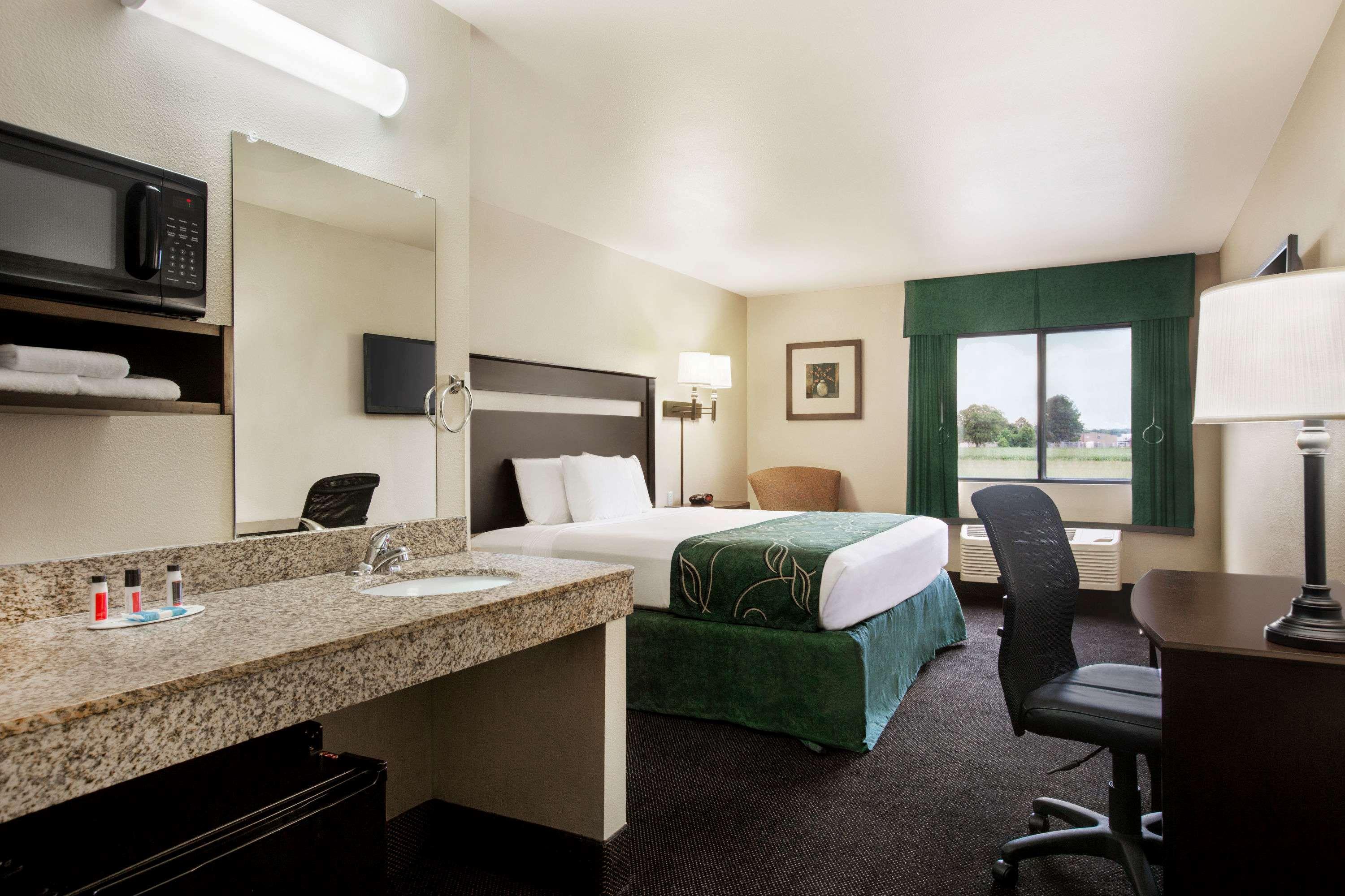 Travelodge By Wyndham Livonia Bagian luar foto
