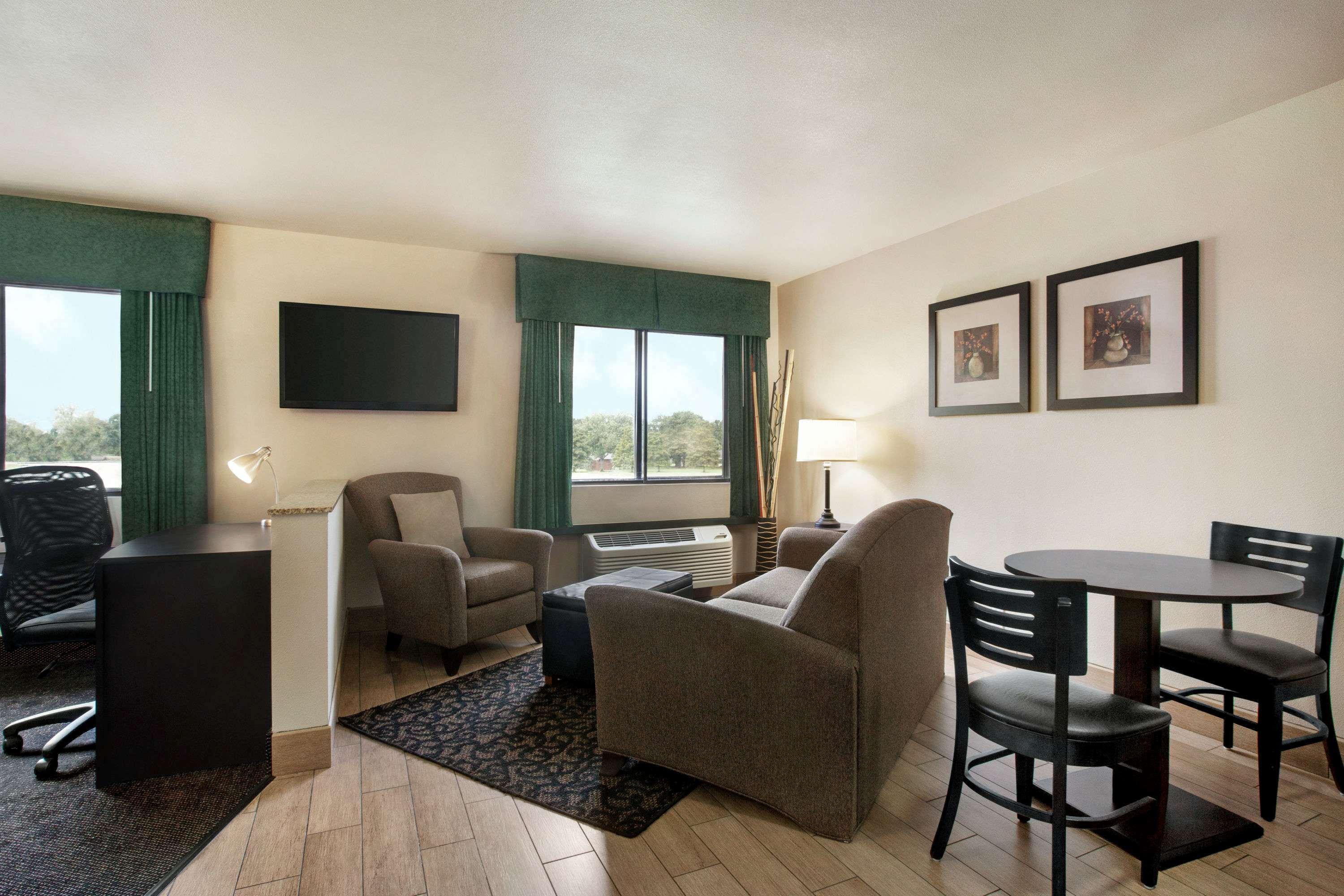 Travelodge By Wyndham Livonia Bagian luar foto