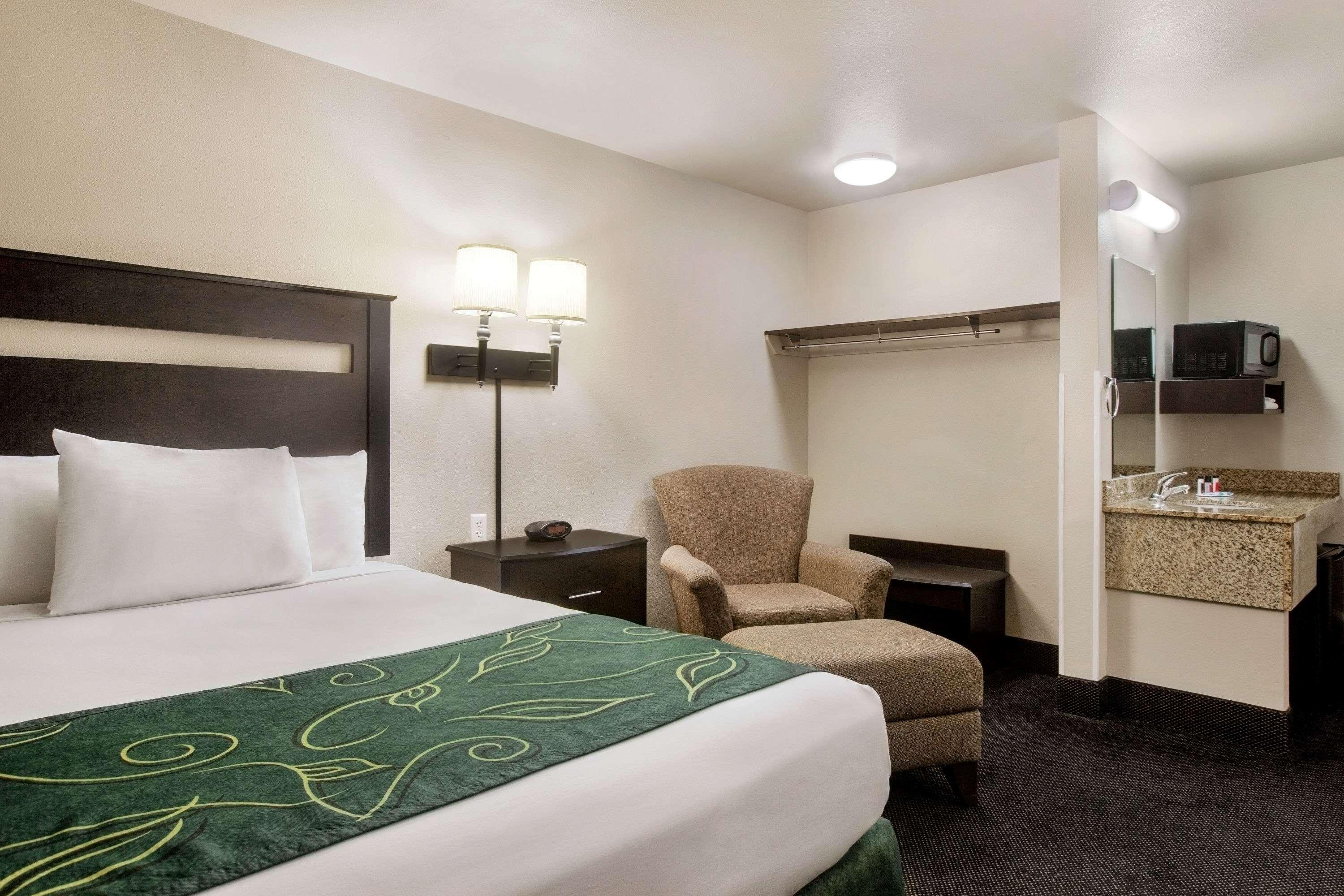 Travelodge By Wyndham Livonia Bagian luar foto