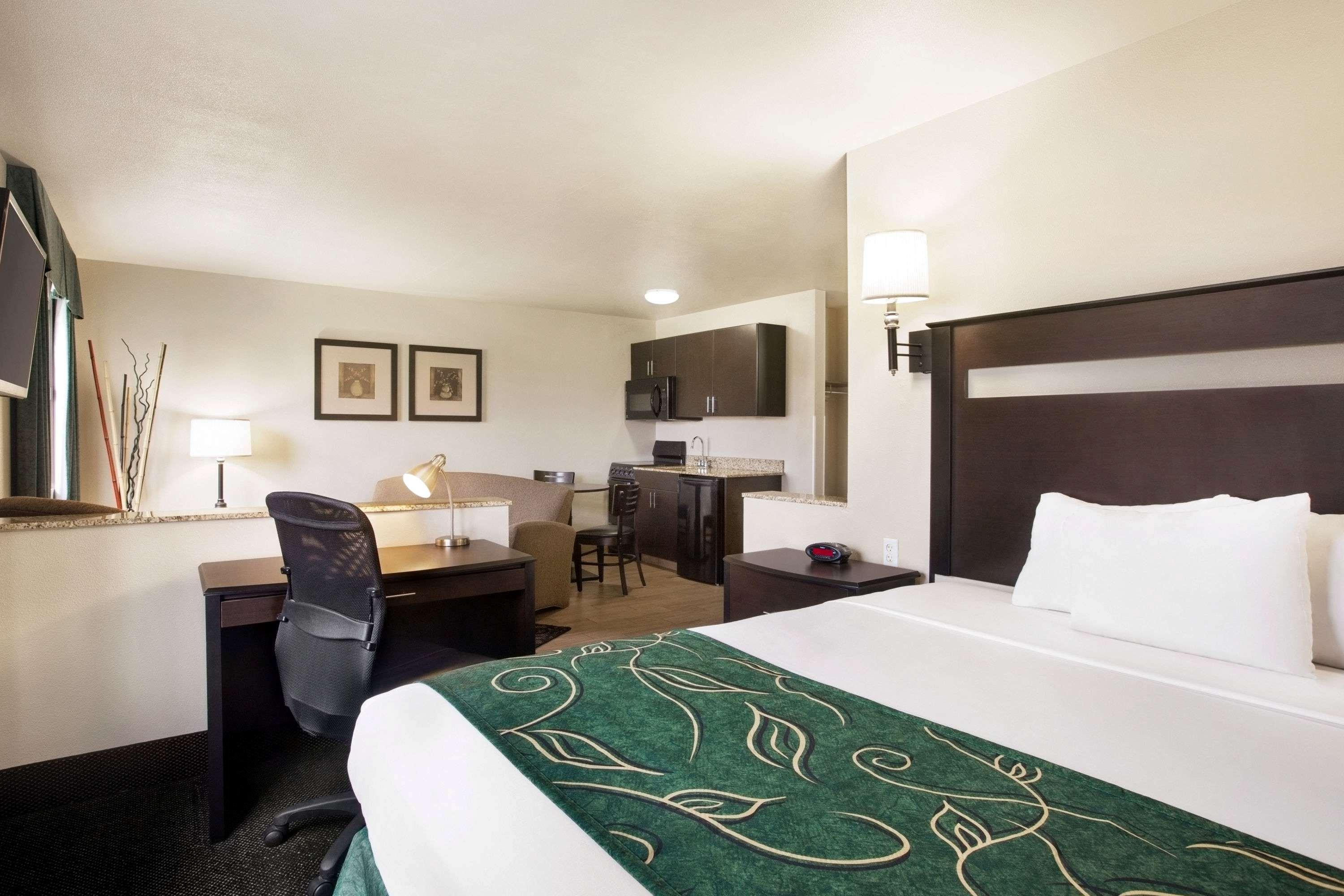 Travelodge By Wyndham Livonia Bagian luar foto