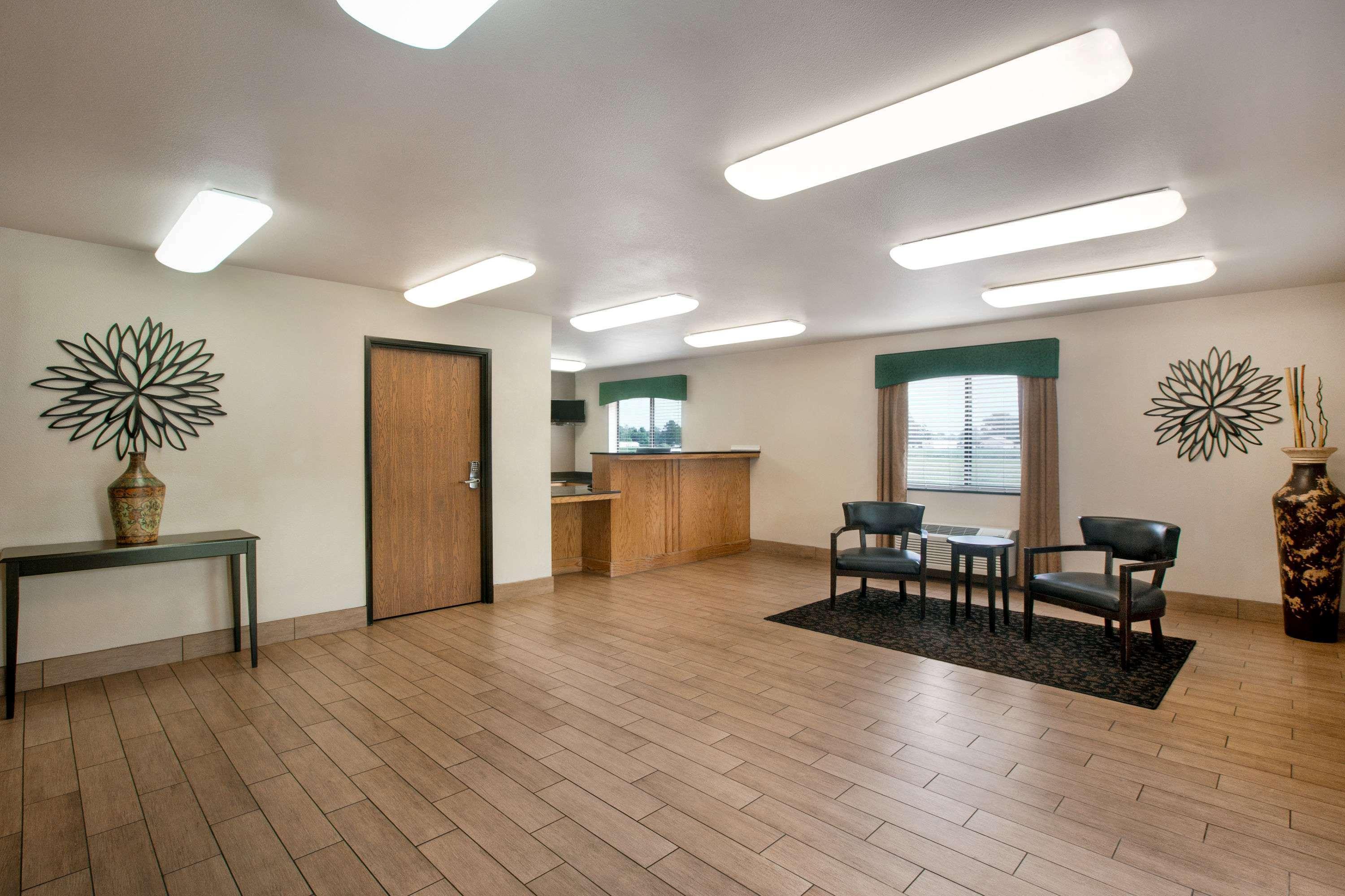 Travelodge By Wyndham Livonia Bagian luar foto