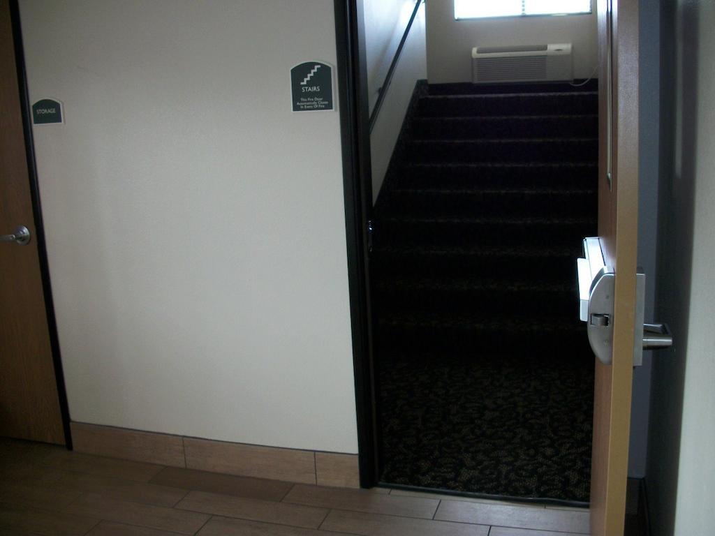 Travelodge By Wyndham Livonia Bagian luar foto