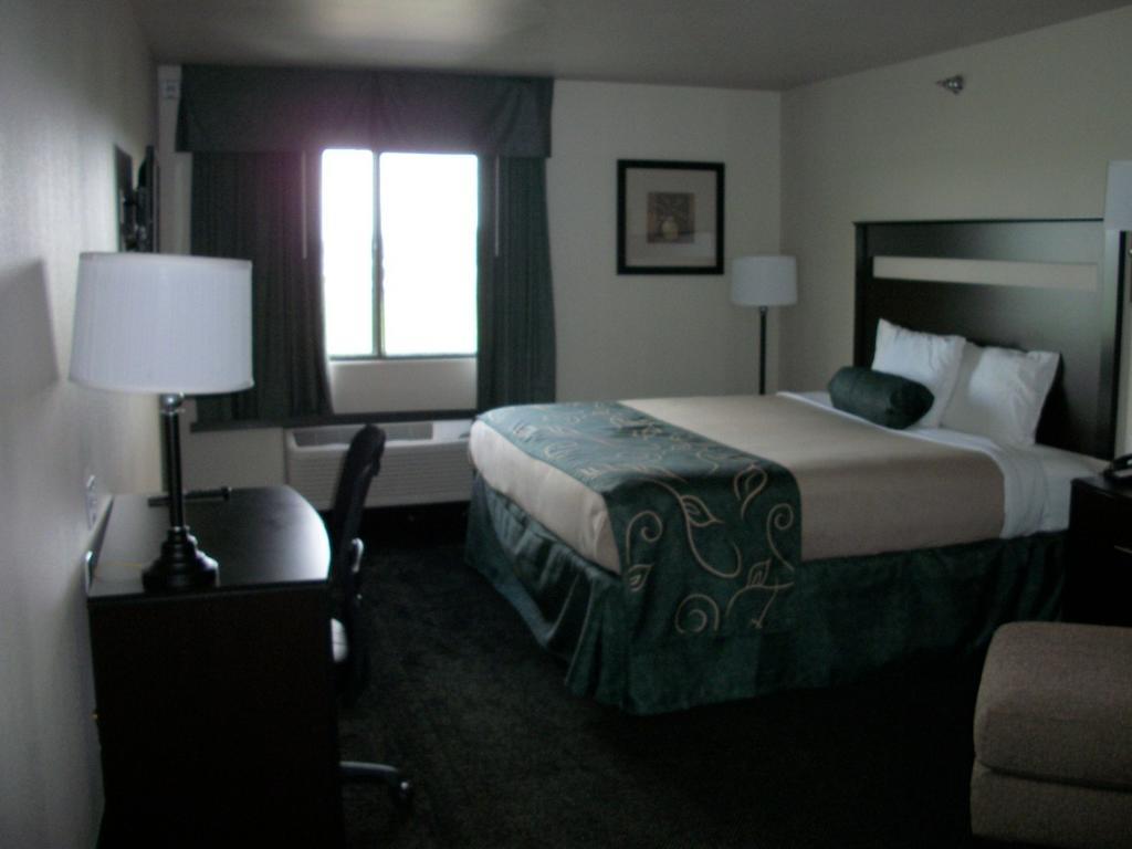 Travelodge By Wyndham Livonia Bagian luar foto