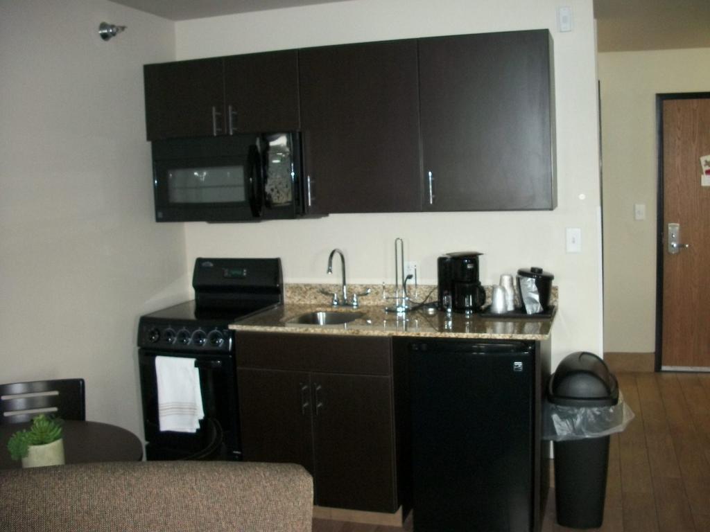 Travelodge By Wyndham Livonia Bagian luar foto