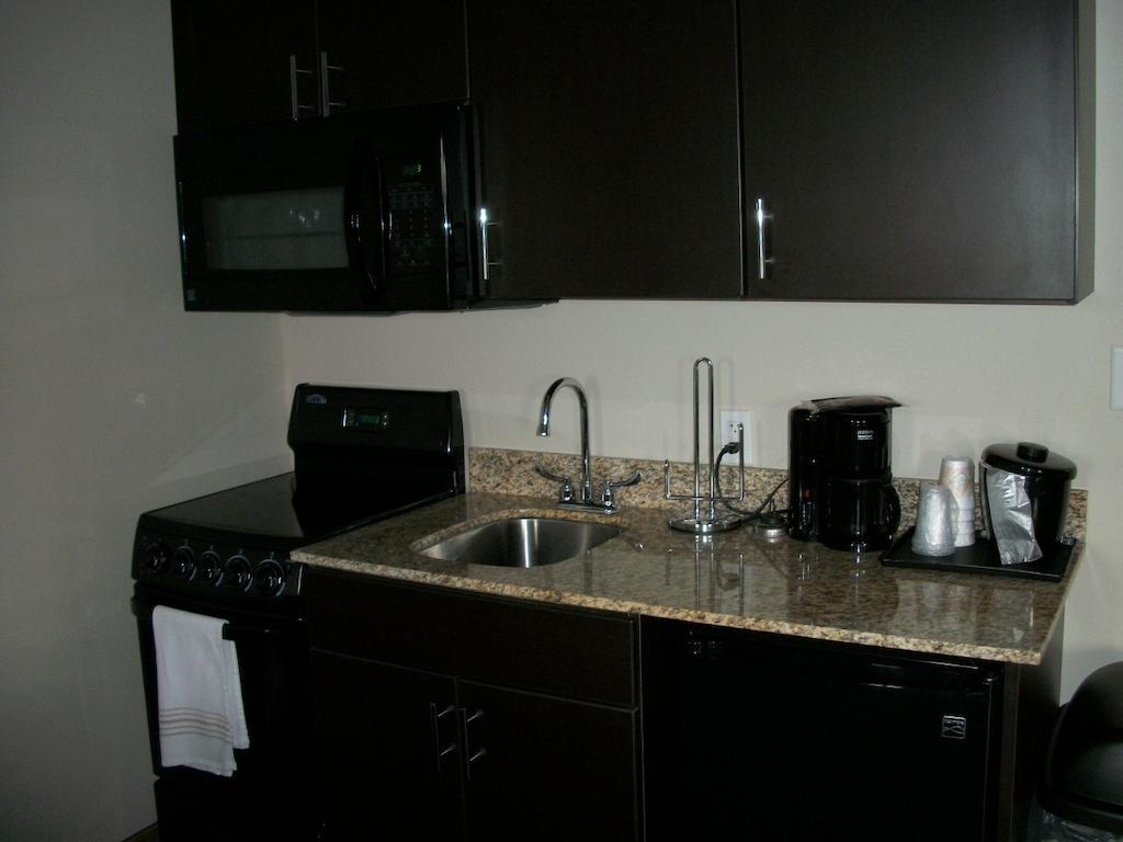 Travelodge By Wyndham Livonia Bagian luar foto