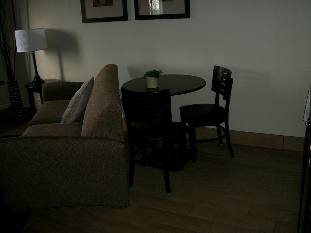 Travelodge By Wyndham Livonia Bagian luar foto