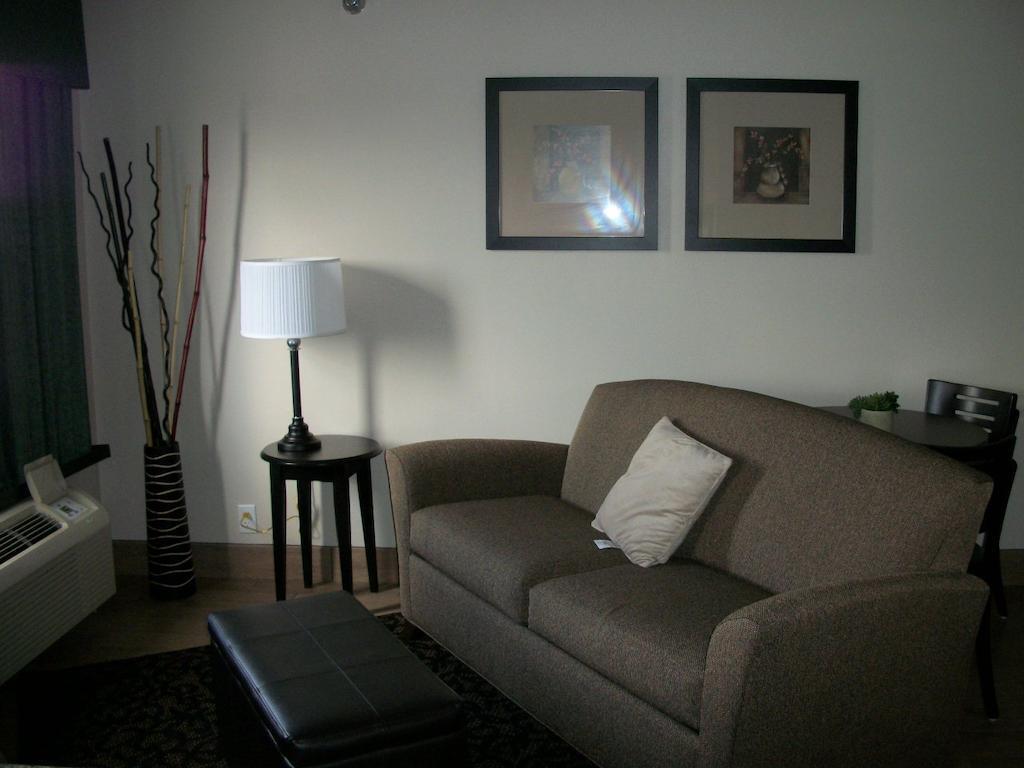 Travelodge By Wyndham Livonia Bagian luar foto