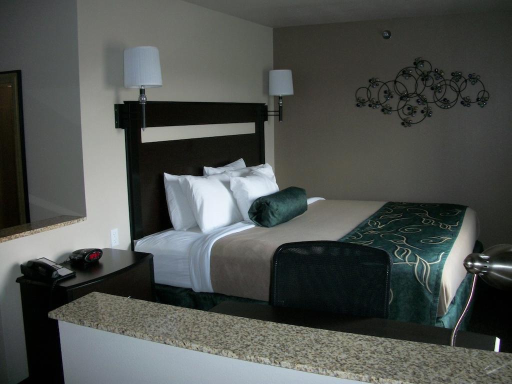 Travelodge By Wyndham Livonia Bagian luar foto