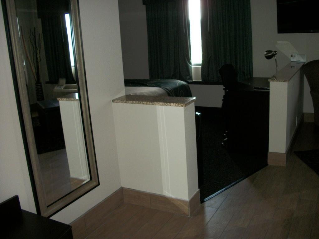 Travelodge By Wyndham Livonia Bagian luar foto