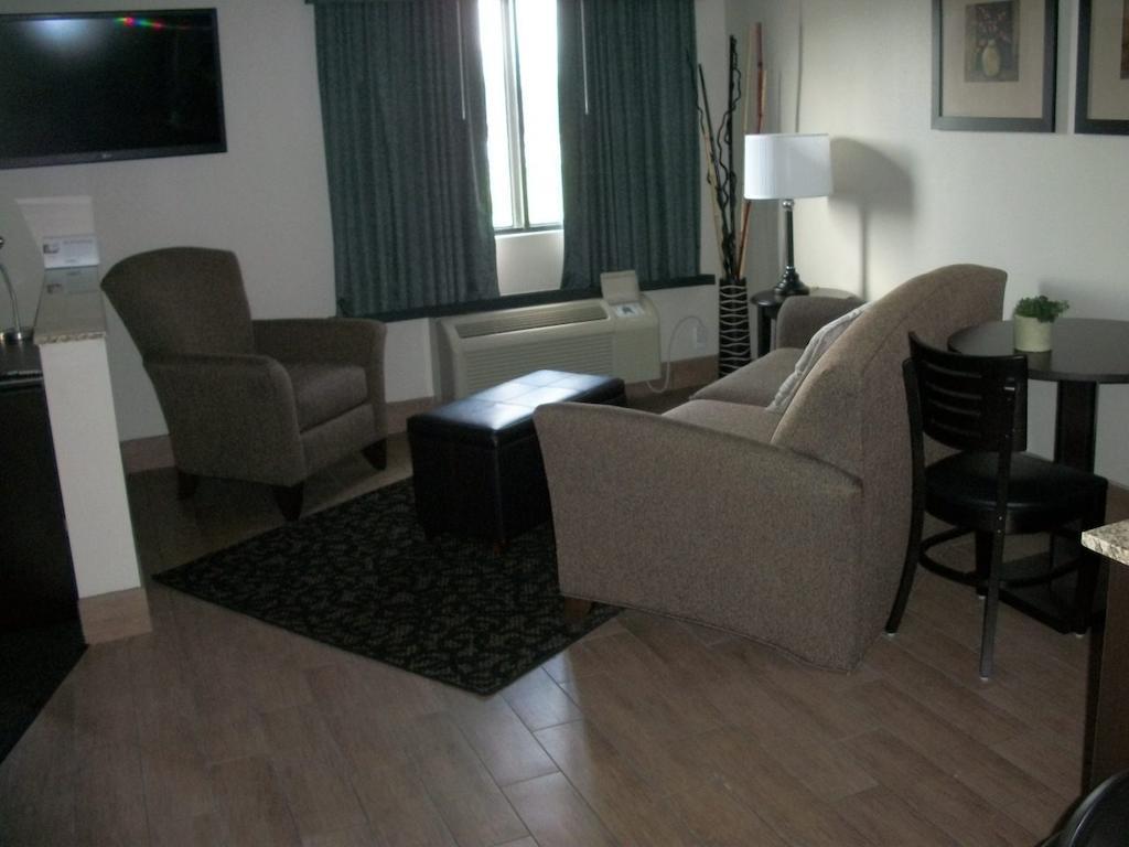 Travelodge By Wyndham Livonia Bagian luar foto