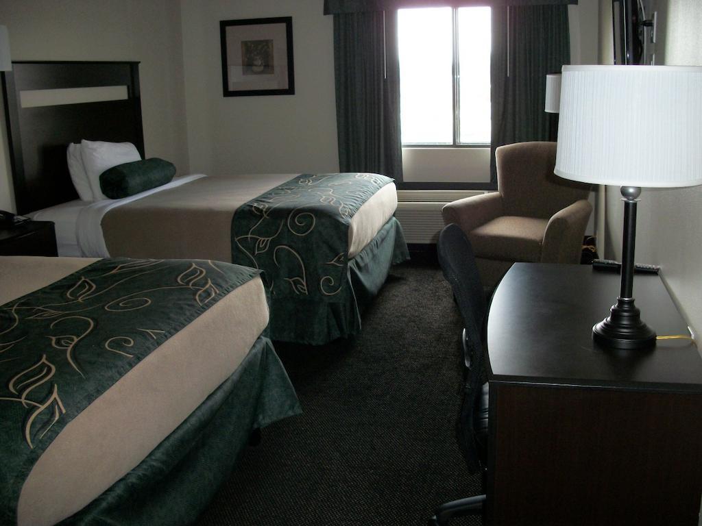 Travelodge By Wyndham Livonia Bagian luar foto