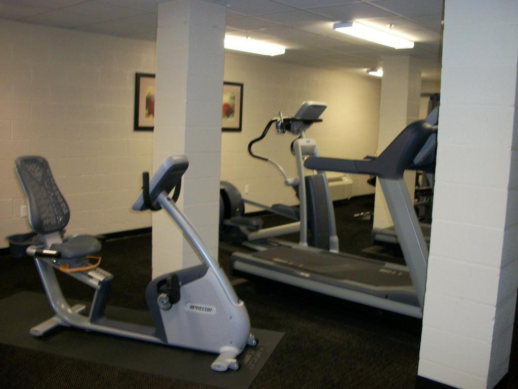 Travelodge By Wyndham Livonia Bagian luar foto