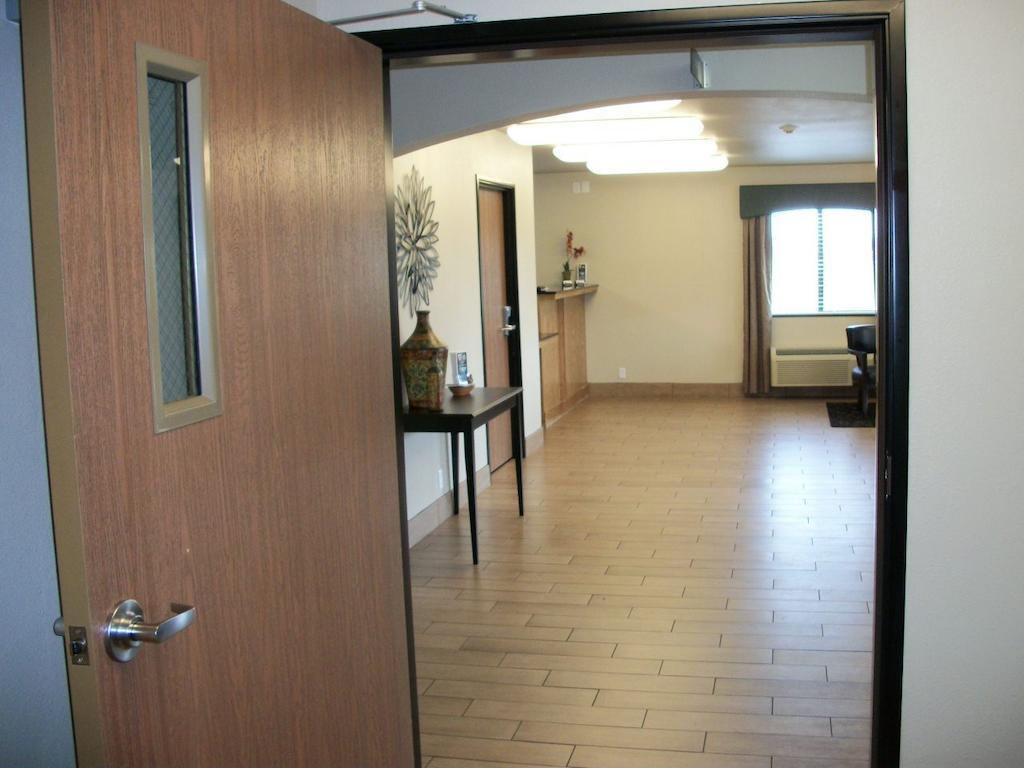 Travelodge By Wyndham Livonia Bagian luar foto