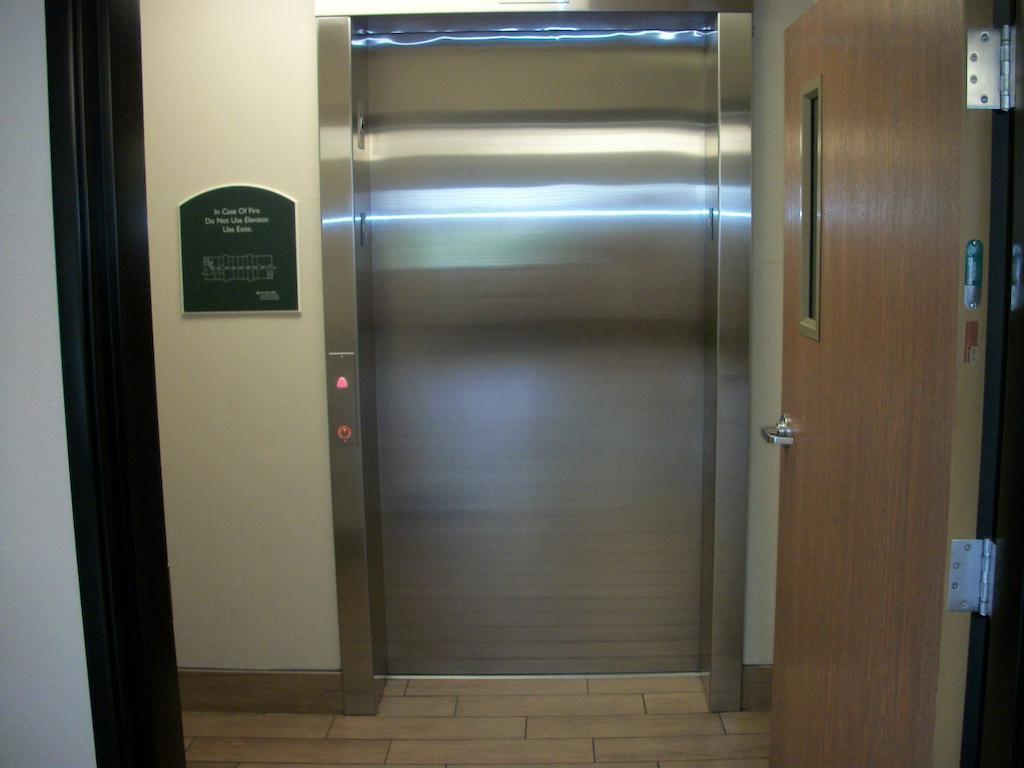 Travelodge By Wyndham Livonia Bagian luar foto
