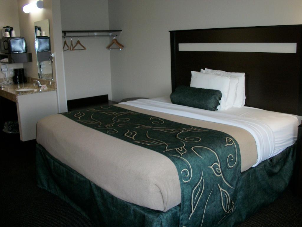 Travelodge By Wyndham Livonia Bagian luar foto