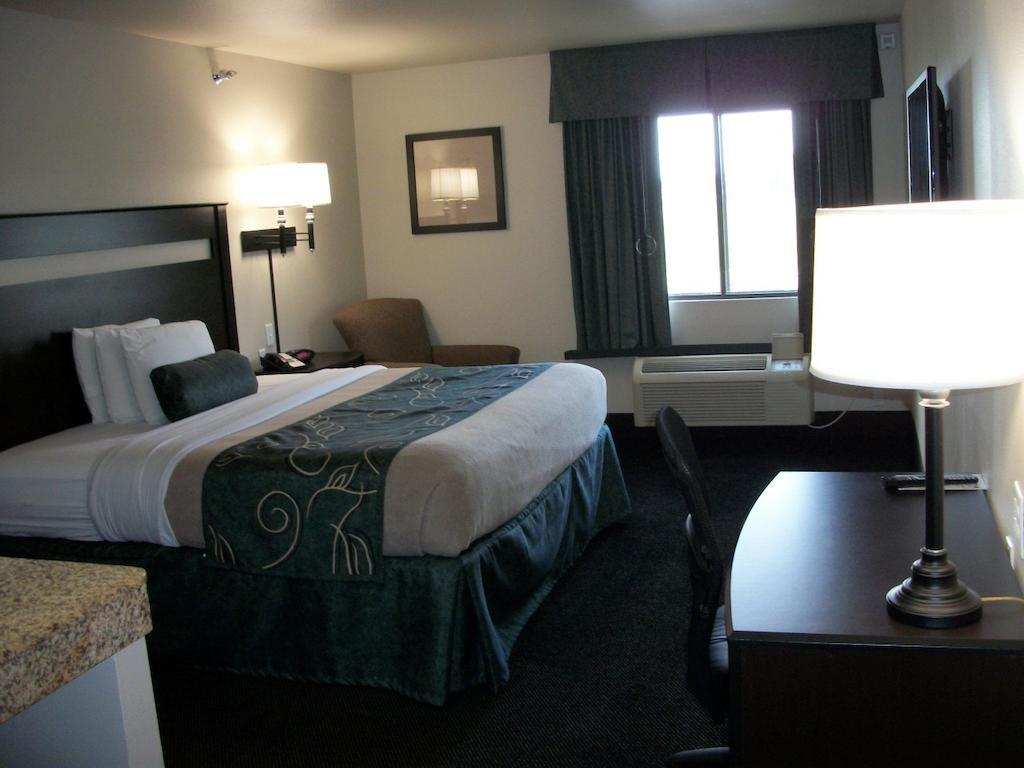 Travelodge By Wyndham Livonia Bagian luar foto