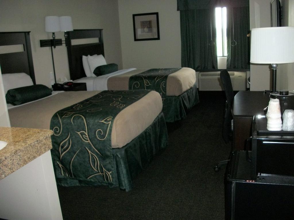 Travelodge By Wyndham Livonia Bagian luar foto