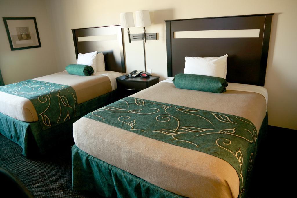 Travelodge By Wyndham Livonia Bagian luar foto