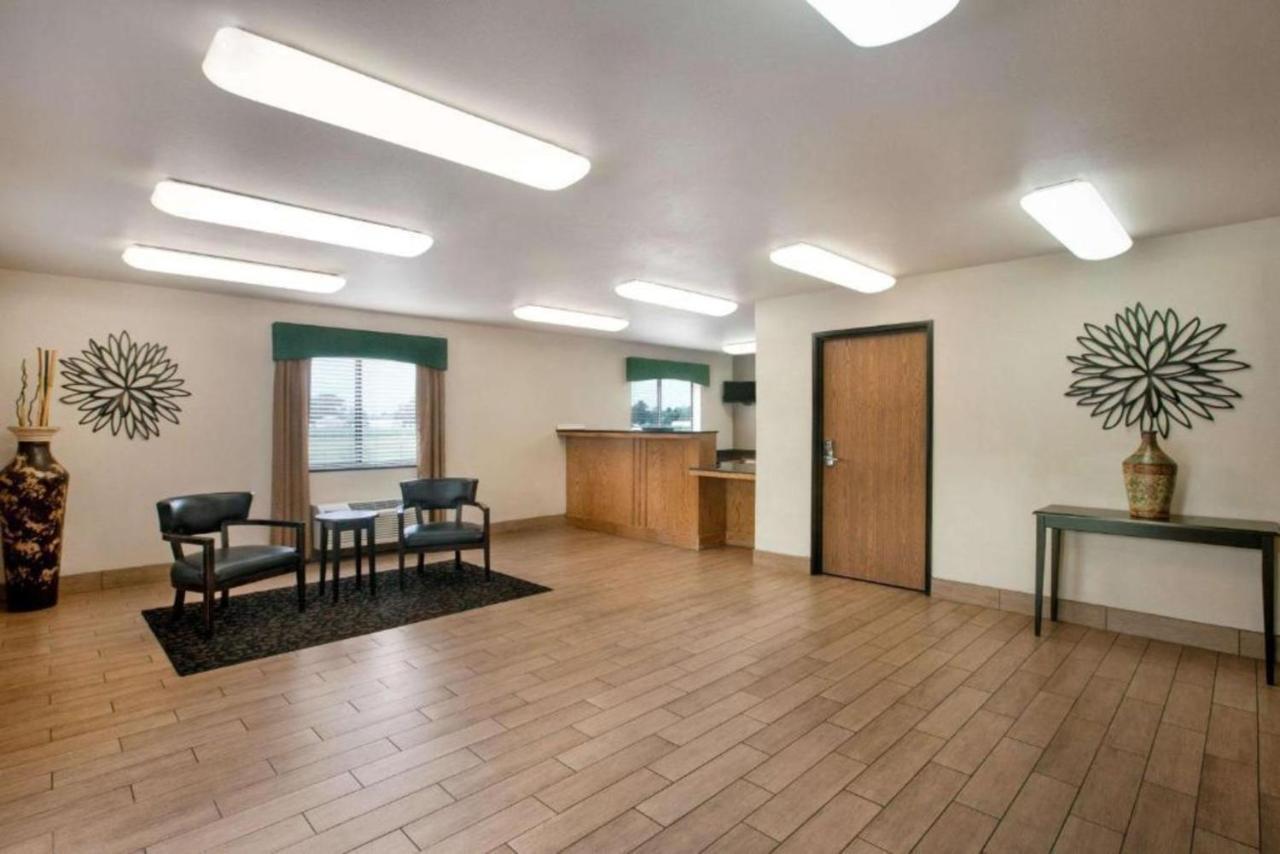 Travelodge By Wyndham Livonia Bagian luar foto