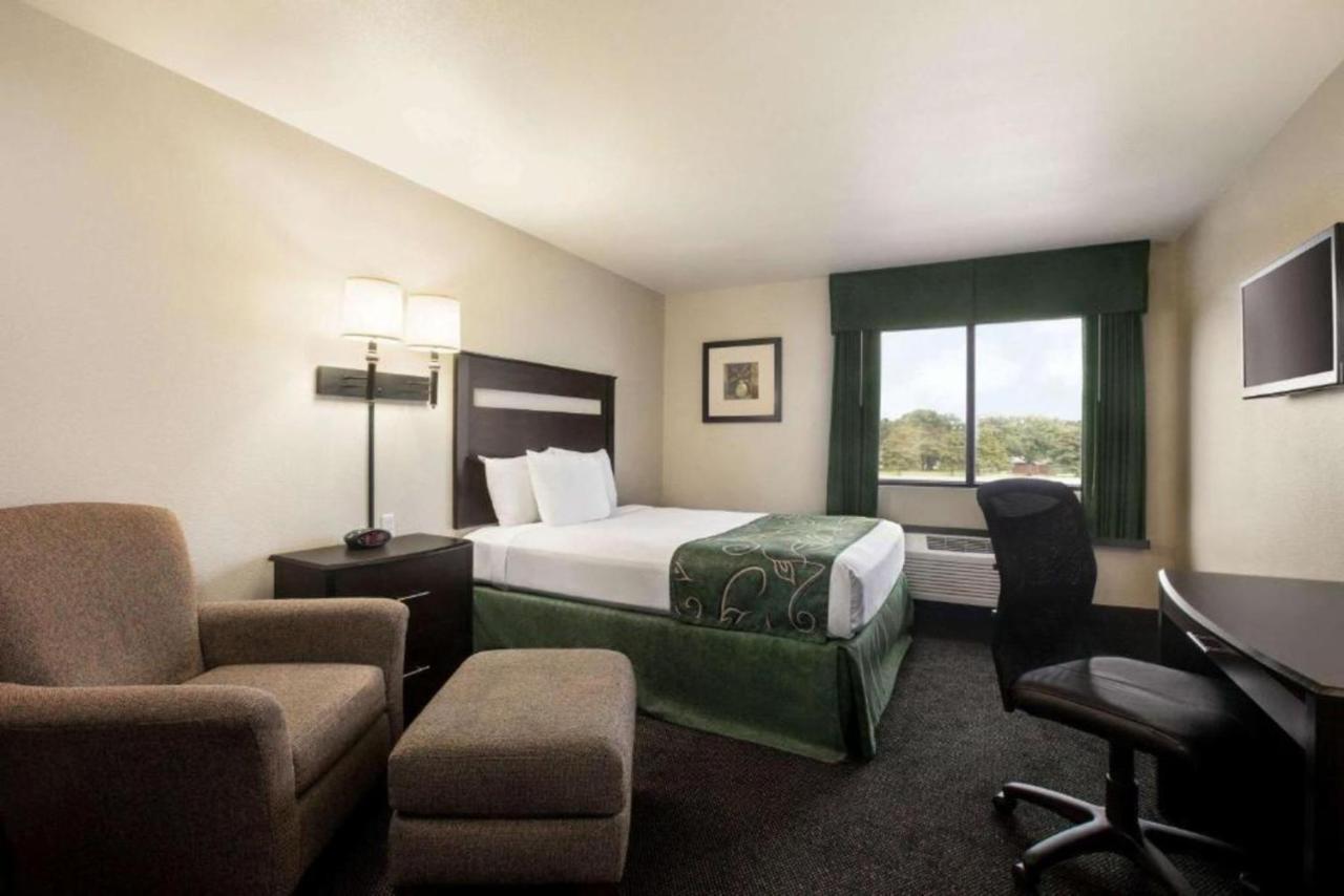 Travelodge By Wyndham Livonia Bagian luar foto